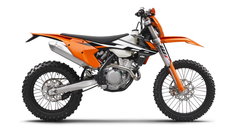 KTM EXC в профиль на белом студийном фоне