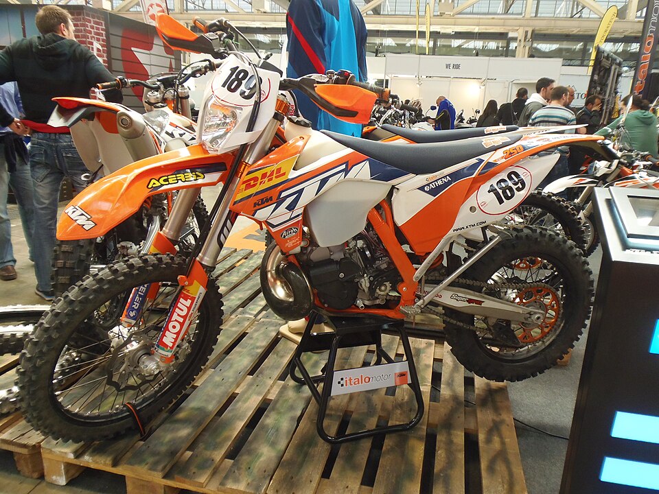 Двухтактный KTM 250 EXC на стенде мотовыставки