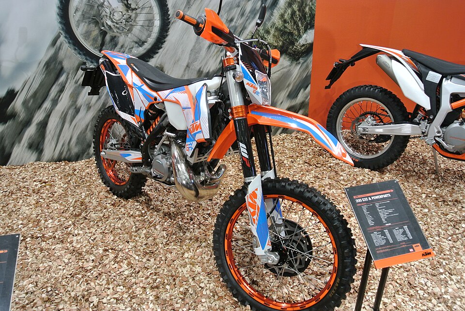Двухтактный KTM 200 EXC: виден резонатор выпускной системы и рама