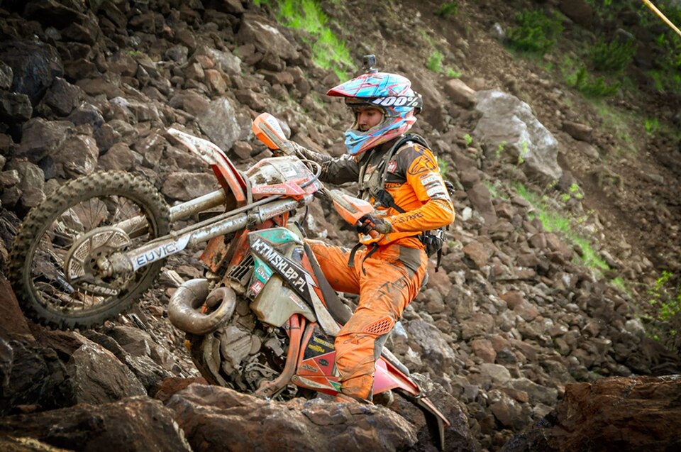 Гонщик на KTM 300 EXC TPI преодолевает каменистый подъём на Erzbergrodeo 2019